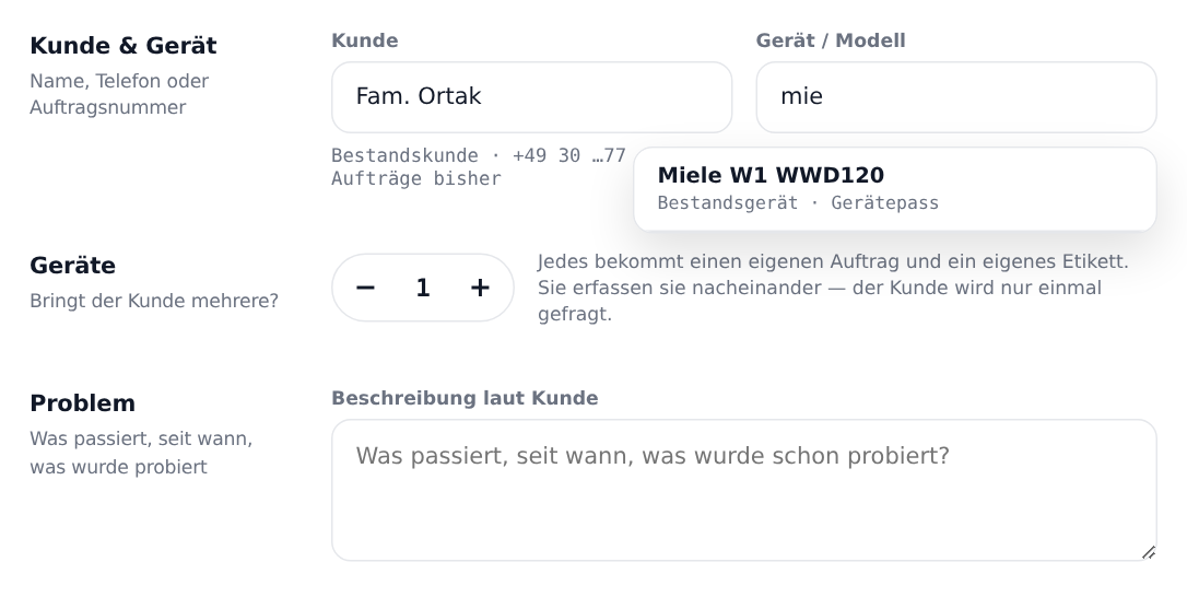 Das Gerätefeld mit aufgeklappten Vorschlägen: oben ein Bestandsgerät des Kunden, darunter Treffer aus der Gerätedatenbank.