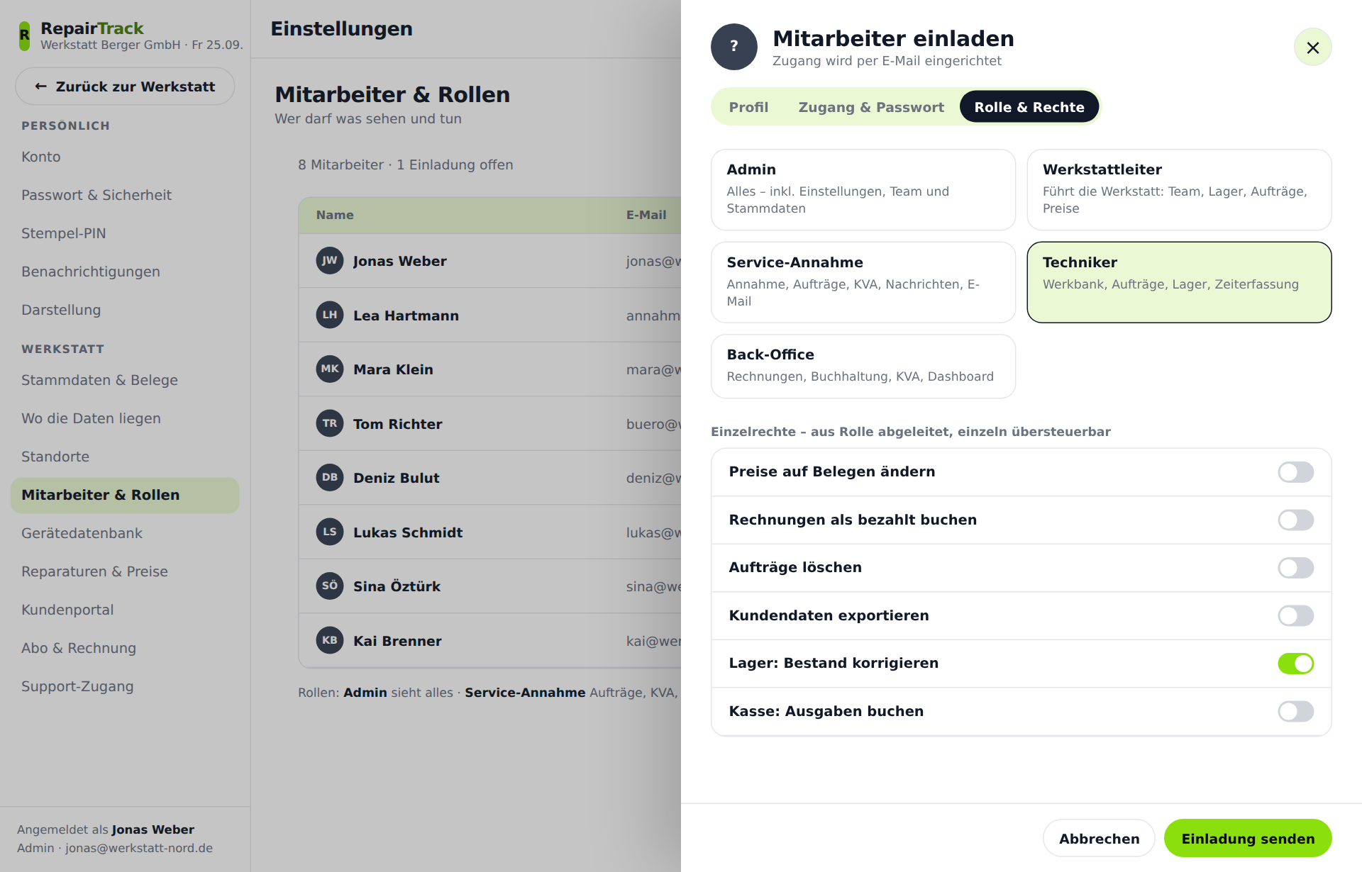 Die Lade zum Einladen eines Mitarbeiters, geöffnet auf dem Reiter „Rolle & Rechte" mit den fünf Rollen und ihren Beschreibungen.