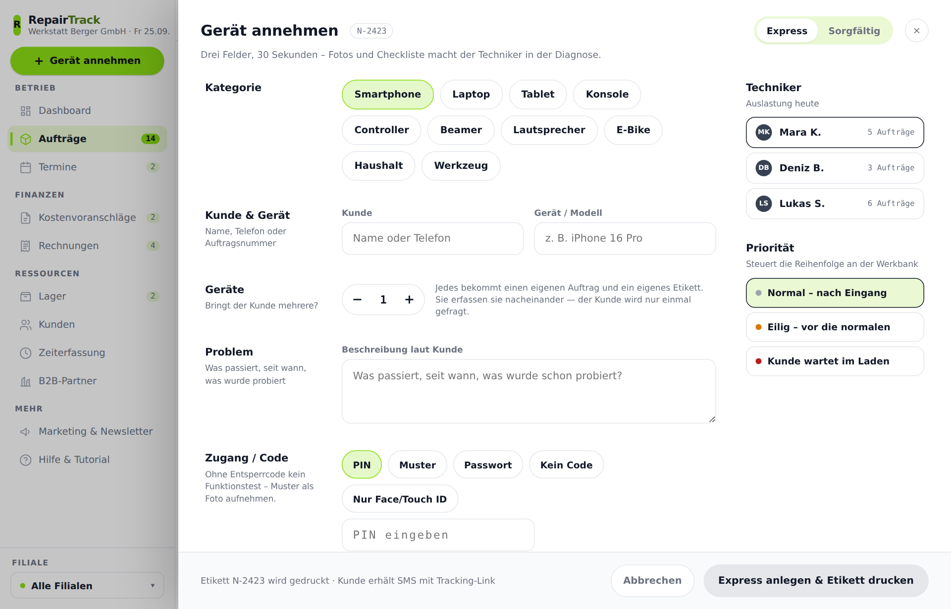Die Annahme-Maske mit Kategorie-Auswahl, Feldern für Kunde und Gerät, Problembeschreibung und der Technikerauslastung rechts.