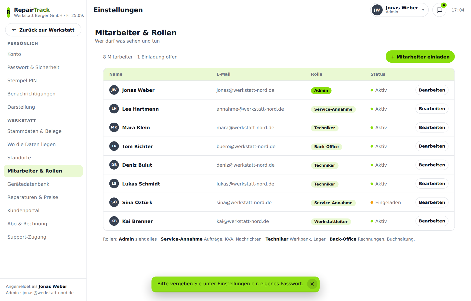 Die Mitarbeiterliste mit Name, E-Mail, Rolle als farbige Marke und Status.