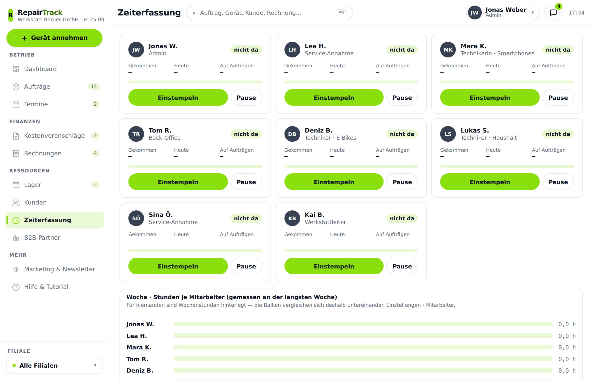 Die Zeiterfassung mit einer Kachel je Mitarbeiter: Name, Rolle, Status, Gekommen, Heute, Auf Aufträgen und Einstempeln-Knopf.