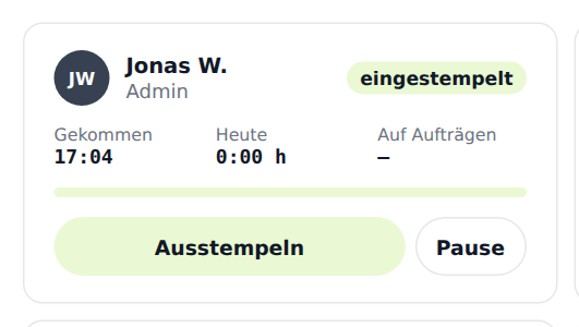 Eine Zeitkachel mit laufender Stempelung: Kommzeit, Stunden heute und der Knopf „Ausstempeln".